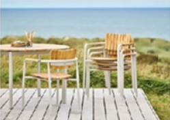 Mindo 119 dining chair with gently curved teak seat and slatted teak back, painted aluminium frame and integrated teak armrests — outdoor stackable design by Thomas E. Alken.