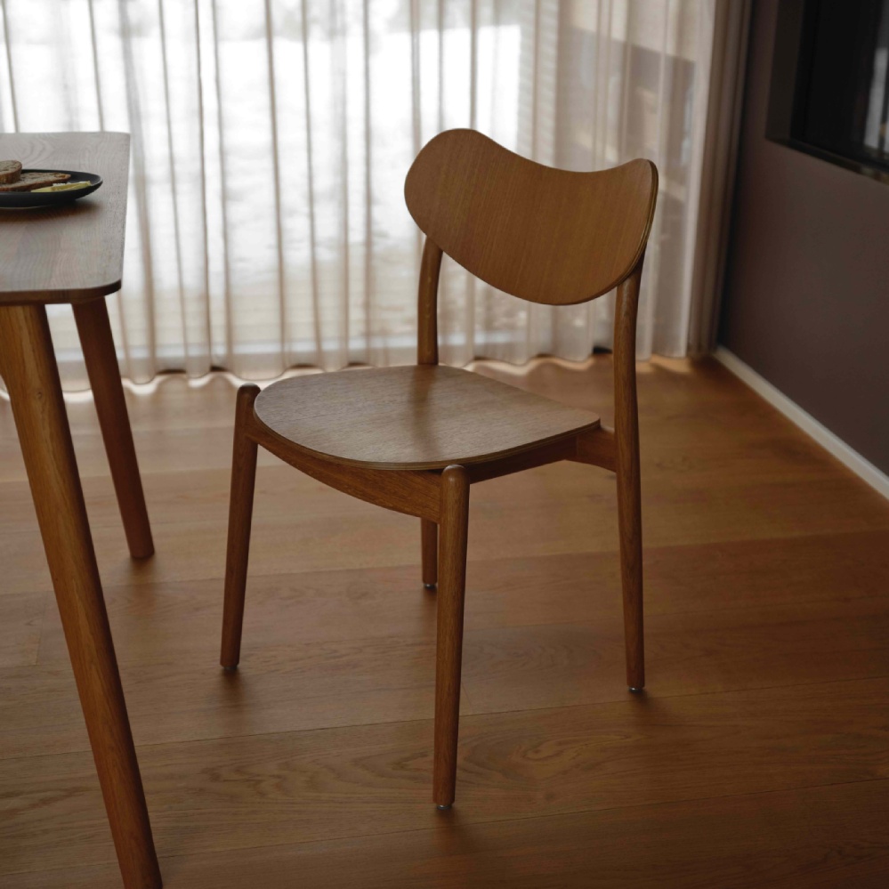 Ro Collection Hybrid Chair in oiled oak with curved backrest and solid wood seat.